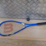 Partiamo dall�attrezzatura, che prevede una racchetta e una pallina. La prima � pi� simile a quella da tennis che da padel, con un piatto corde pi� piccolo. La seconda, leggerissima, ha un diametro di quattro centimetri e contiene una goccia d�acqua che via via che il gioco prosegue aumenta di temperatura consentendo una maggiore capacit� di rimbalzo
